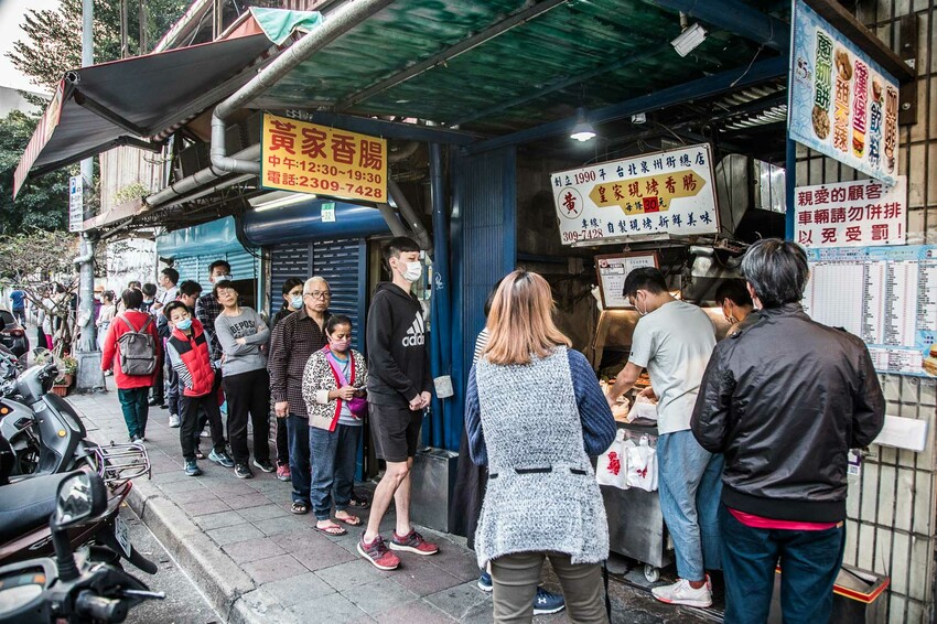黑白大廚爆紅!台北香腸攤推薦,泉州街黃家香腸排隊名店。