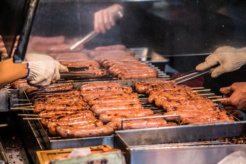 黑白大廚爆紅!台北香腸攤推薦,泉州街黃家香腸排隊名店。