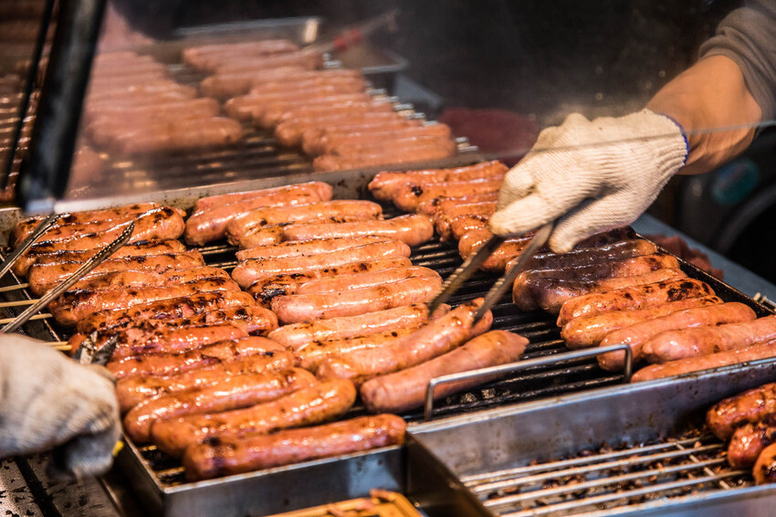 黑白大廚爆紅!台北香腸攤推薦,泉州街黃家香腸排隊名店。