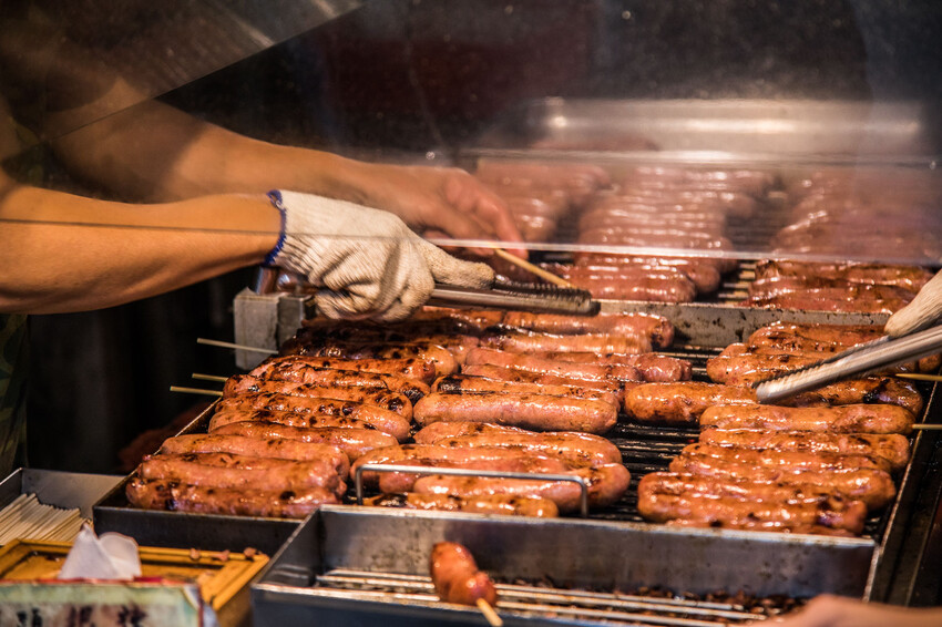 黑白大廚爆紅!台北香腸攤推薦,泉州街黃家香腸排隊名店。