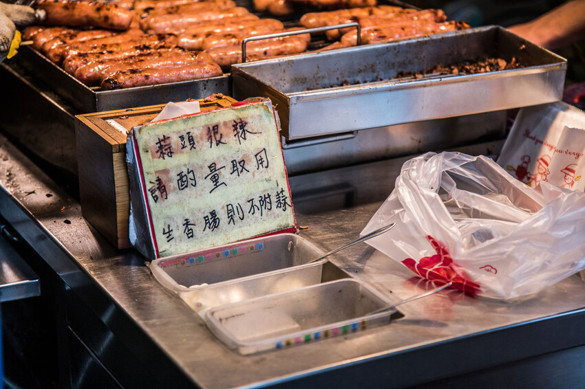 黑白大廚爆紅!台北香腸攤推薦,泉州街黃家香腸排隊名店。