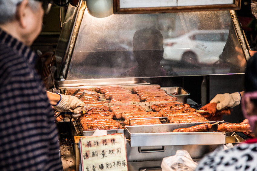 黑白大廚爆紅!台北香腸攤推薦,泉州街黃家香腸排隊名店。