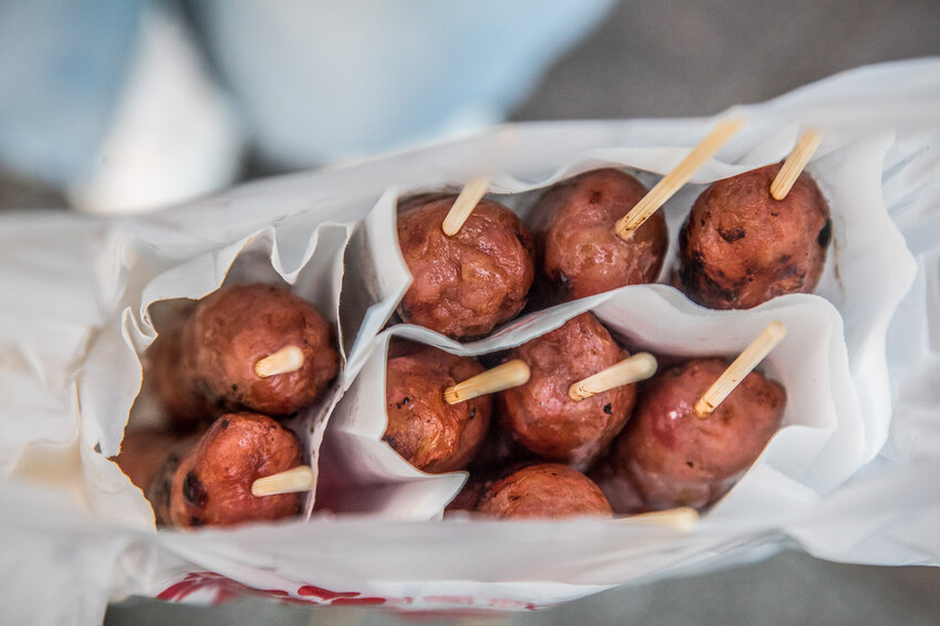 黑白大廚爆紅!台北香腸攤推薦,泉州街黃家香腸排隊名店。