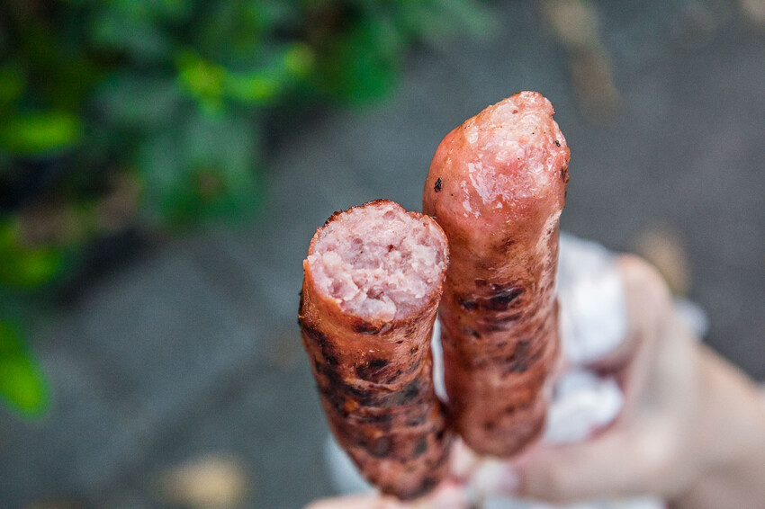 黑白大廚爆紅!台北香腸攤推薦,泉州街黃家香腸排隊名店。