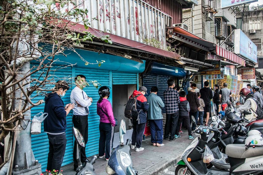 黑白大廚爆紅!台北香腸攤推薦,泉州街黃家香腸排隊名店。