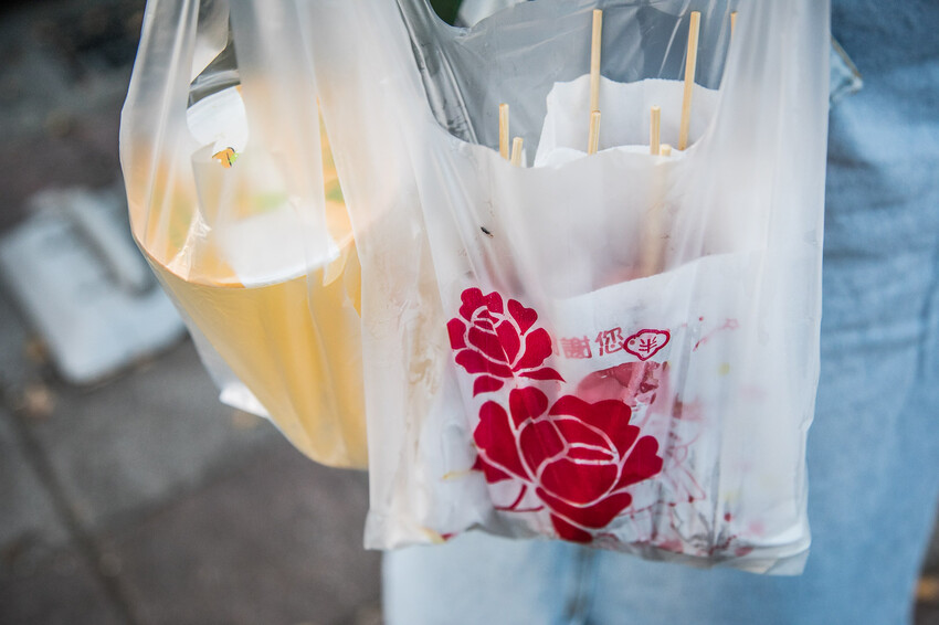 黑白大廚爆紅!台北香腸攤推薦,泉州街黃家香腸排隊名店。