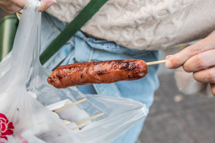 黑白大廚爆紅!台北香腸攤推薦,泉州街黃家香腸排隊名店。