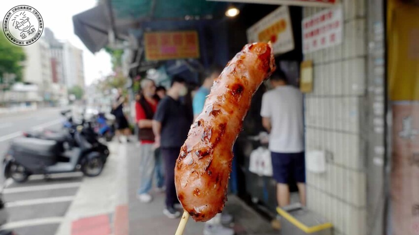 台北市中正區【 台北香腸 】台北必吃香腸連外國遊客回國都會想念的美味，有炭烤香有酒香還會爆汁的香腸誰能不愛．黃家香