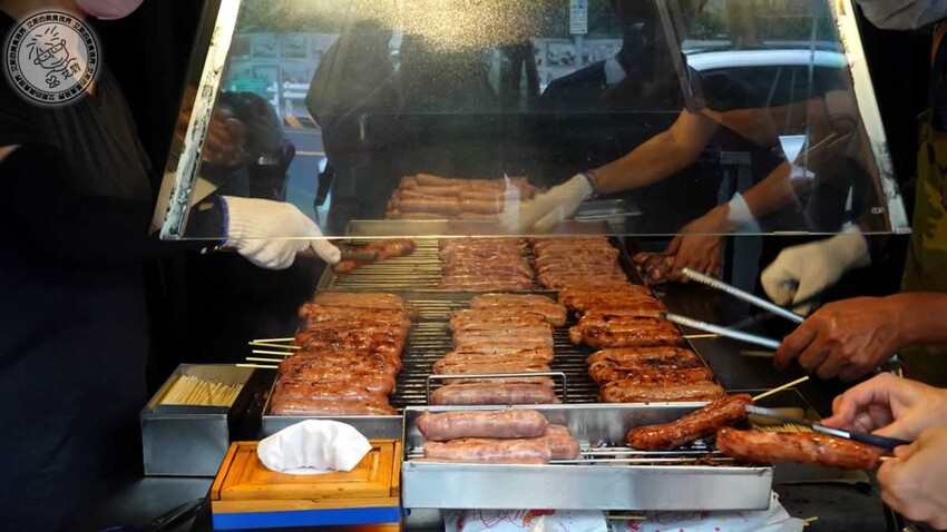 台北市中正區【 台北香腸 】台北必吃香腸連外國遊客回國都會想念的美味，有炭烤香有酒香還會爆汁的香腸誰能不愛．黃家香