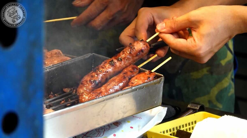 台北市中正區【 台北香腸 】台北必吃香腸連外國遊客回國都會想念的美味，有炭烤香有酒香還會爆汁的香腸誰能不愛．黃家香
