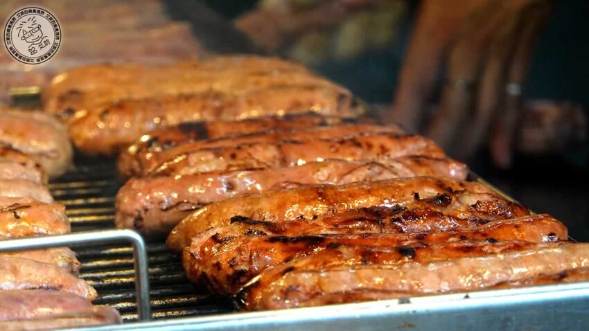 台北市中正區【 台北香腸 】台北必吃香腸連外國遊客回國都會想念的美味，有炭烤香有酒香還會爆汁的香腸誰能不愛．黃家香