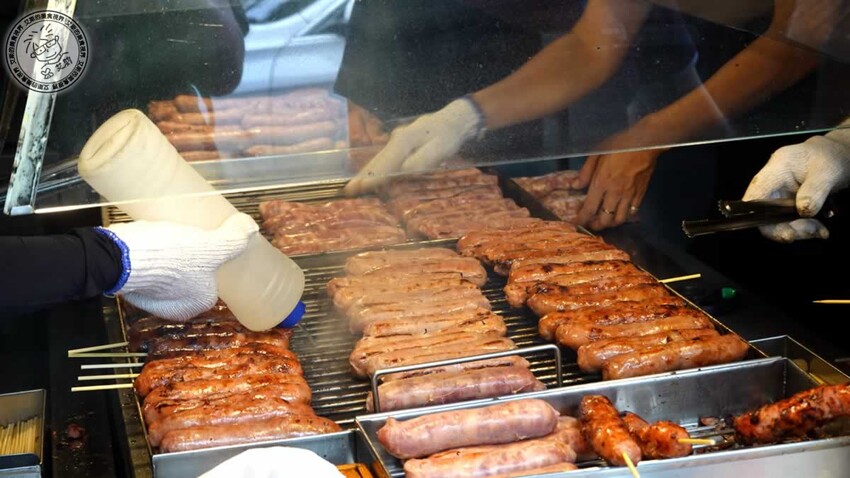 台北市中正區【 台北香腸 】台北必吃香腸連外國遊客回國都會想念的美味，有炭烤香有酒香還會爆汁的香腸誰能不愛．黃家香