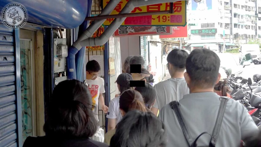 台北市中正區【 台北香腸 】台北必吃香腸連外國遊客回國都會想念的美味，有炭烤香有酒香還會爆汁的香腸誰能不愛．黃家香