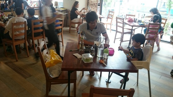 瑪莉桃桃親子餐廳(原Baby Coffee 瑪莉桃桃):高雄~瑪莉桃桃親子餐廳~可愛的胡桃鉗娃娃~車車造型兒童餐~