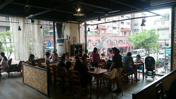 瑪莉桃桃親子餐廳(原Baby Coffee 瑪莉桃桃):高雄~瑪莉桃桃親子餐廳~可愛的胡桃鉗娃娃~車車造型兒童餐~