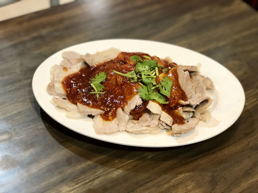 [台北大安] 216巷美食東區平價快炒每道菜都超下飯 / 蒜泥白肉 / 五更腸旺 / 永恆十年的好味道 / 外國旅客也愛吃