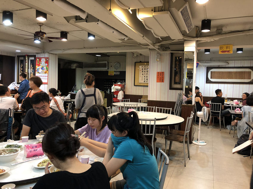 [台北大安] 216巷美食東區平價快炒每道菜都超下飯 / 蒜泥白肉 / 五更腸旺 / 永恆十年的好味道 / 外國旅客也愛吃