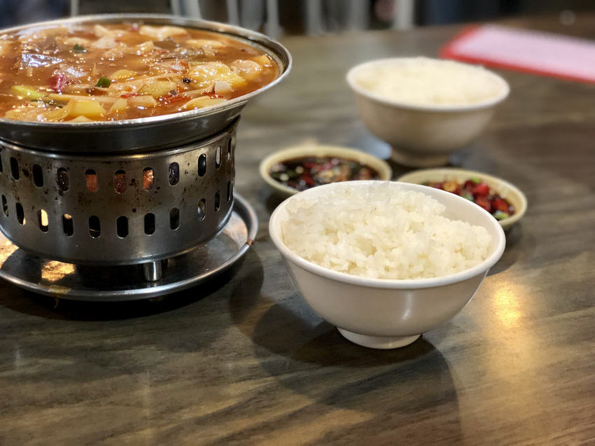 [台北大安] 216巷美食東區平價快炒每道菜都超下飯 / 蒜泥白肉 / 五更腸旺 / 永恆十年的好味道 / 外國旅客也愛吃