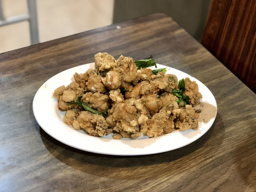 [台北大安] 216巷美食東區平價快炒每道菜都超下飯 / 蒜泥白肉 / 五更腸旺 / 永恆十年的好味道 / 外國旅客也愛吃