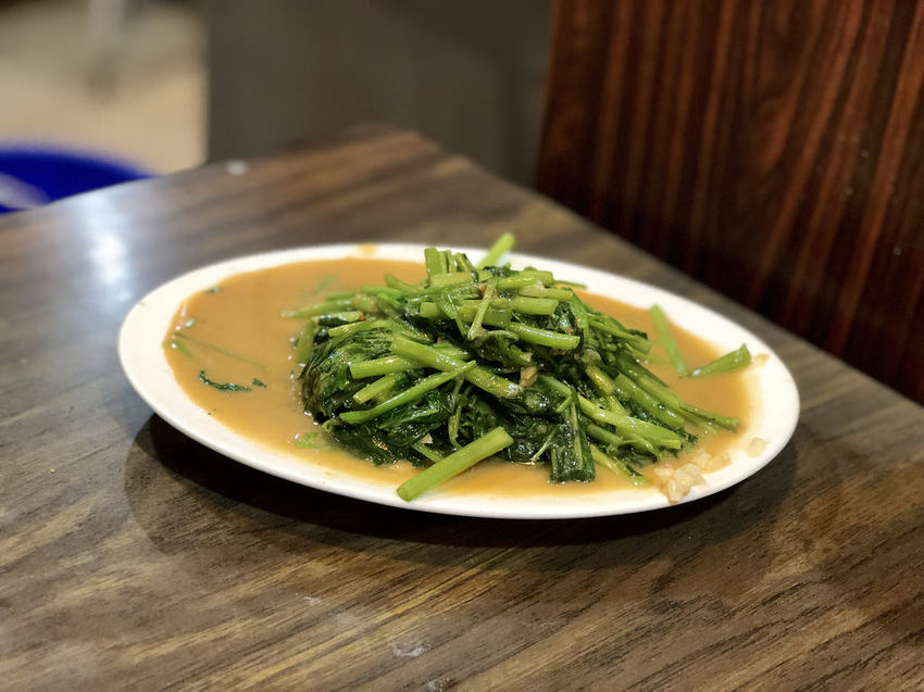 [台北大安] 216巷美食東區平價快炒每道菜都超下飯 / 蒜泥白肉 / 五更腸旺 / 永恆十年的好味道 / 外國旅客也愛吃