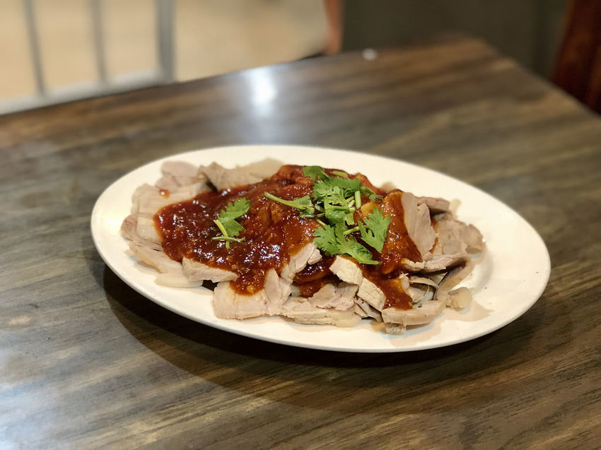 [台北大安] 216巷美食東區平價快炒每道菜都超下飯 / 蒜泥白肉 / 五更腸旺 / 永恆十年的好味道 / 外國旅客也愛吃