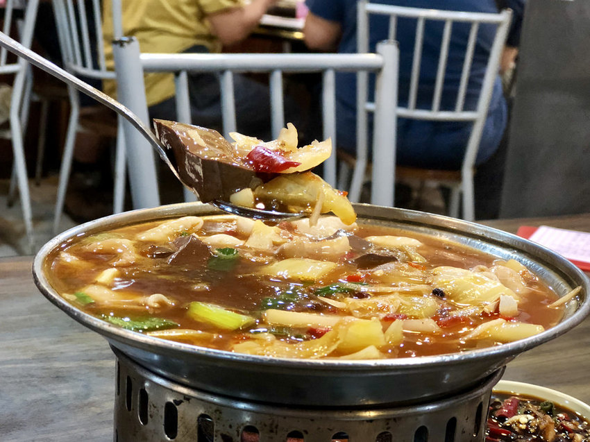 [台北大安] 216巷美食東區平價快炒每道菜都超下飯 / 蒜泥白肉 / 五更腸旺 / 永恆十年的好味道 / 外國旅客也愛吃