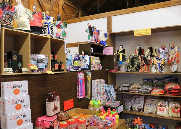 虎尾驛：【雲林景點】虎尾驛~雲林虎尾遊客中心/日式風格的木造建築/虎尾糖廠的五分車車站/外頭有彩繪公雞聞雞起舞慶新年