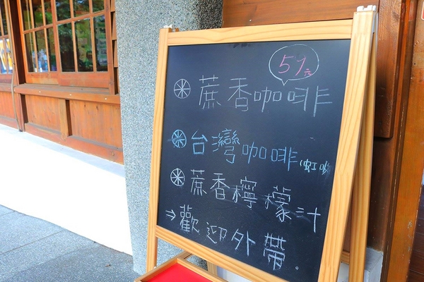 虎尾驛：【雲林景點】虎尾驛~雲林虎尾遊客中心/日式風格的木造建築/虎尾糖廠的五分車車站/外頭有彩繪公雞聞雞起舞慶新年