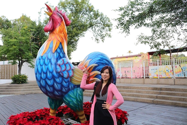虎尾驛：【雲林景點】虎尾驛~雲林虎尾遊客中心/日式風格的木造建築/虎尾糖廠的五分車車站/外頭有彩繪公雞聞雞起舞慶新年