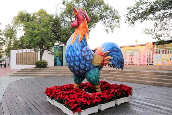 虎尾驛：【雲林景點】虎尾驛~雲林虎尾遊客中心/日式風格的木造建築/虎尾糖廠的五分車車站/外頭有彩繪公雞聞雞起舞慶新年