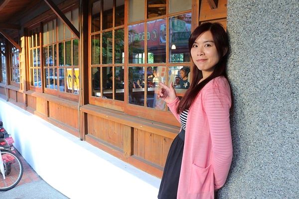 虎尾驛：【雲林景點】虎尾驛~雲林虎尾遊客中心/日式風格的木造建築/虎尾糖廠的五分車車站/外頭有彩繪公雞聞雞起舞慶新年