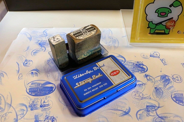 虎尾驛：【雲林景點】虎尾驛~雲林虎尾遊客中心/日式風格的木造建築/虎尾糖廠的五分車車站/外頭有彩繪公雞聞雞起舞慶新年