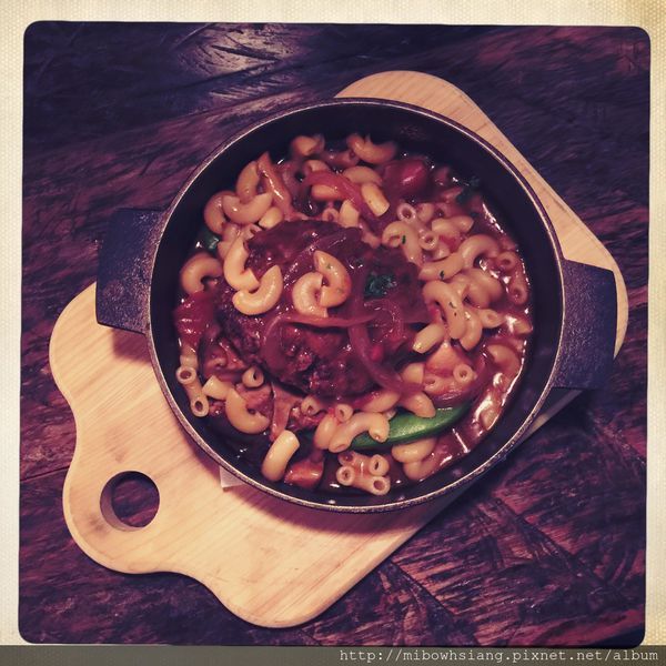 牛肉炖煮漢堡排佐通心粉