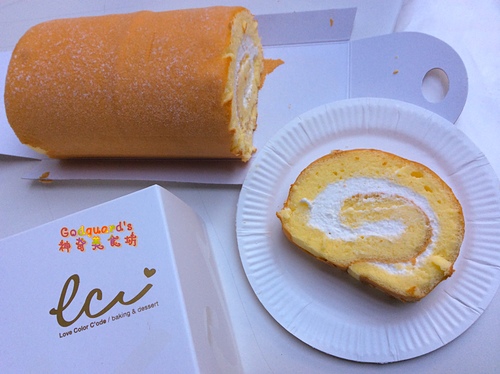 (文末好康!!!)[台電大樓] 輕盈鮮奶油、美味飛上天，愛心價一元 の 北海道極生乳捲~Love Color Code