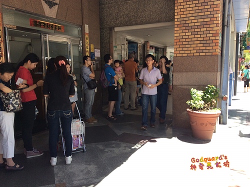 (文末好康!!!)[台電大樓] 輕盈鮮奶油、美味飛上天，愛心價一元 の 北海道極生乳捲~Love Color Code