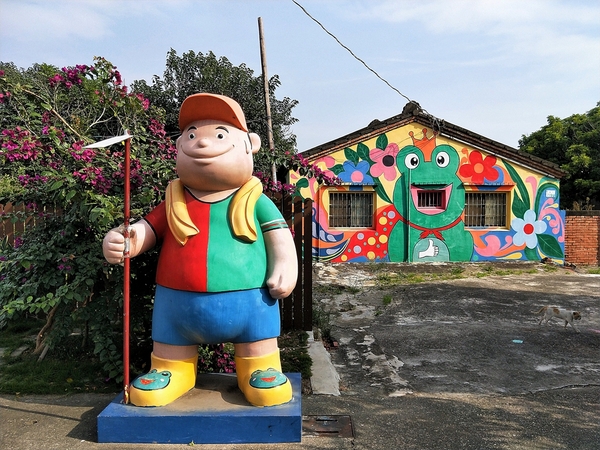 北崙青蛙彩繪村：【嘉義新港景點】北崙青蛙彩繪村~以青蛙為主的彩繪村 卡通大集合 皮卡妹柑仔店