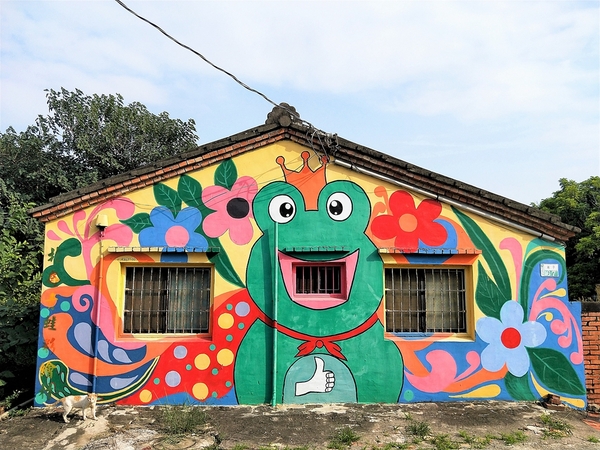 北崙青蛙彩繪村：【嘉義新港景點】北崙青蛙彩繪村~以青蛙為主的彩繪村 卡通大集合 皮卡妹柑仔店