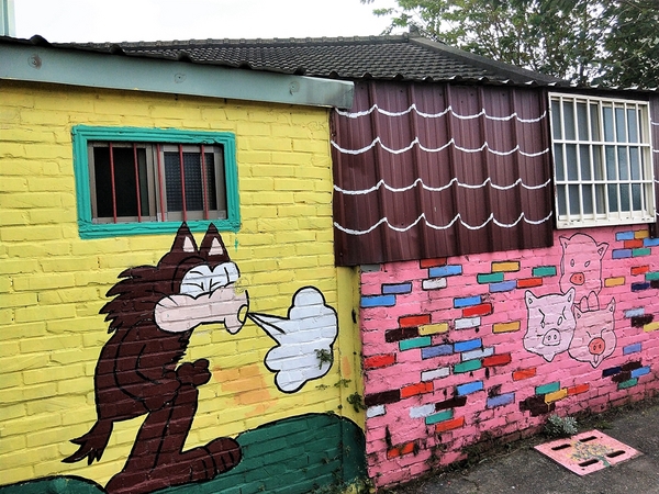 北崙青蛙彩繪村：【嘉義新港景點】北崙青蛙彩繪村~以青蛙為主的彩繪村 卡通大集合 皮卡妹柑仔店