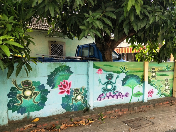 北崙青蛙彩繪村：【嘉義新港景點】北崙青蛙彩繪村~以青蛙為主的彩繪村 卡通大集合 皮卡妹柑仔店