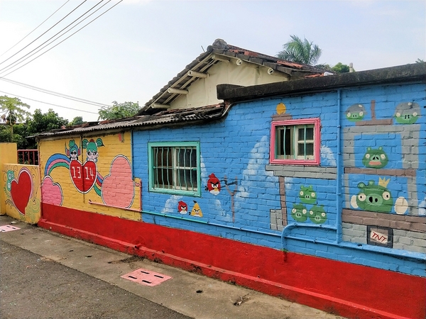 北崙青蛙彩繪村：【嘉義新港景點】北崙青蛙彩繪村~以青蛙為主的彩繪村 卡通大集合 皮卡妹柑仔店