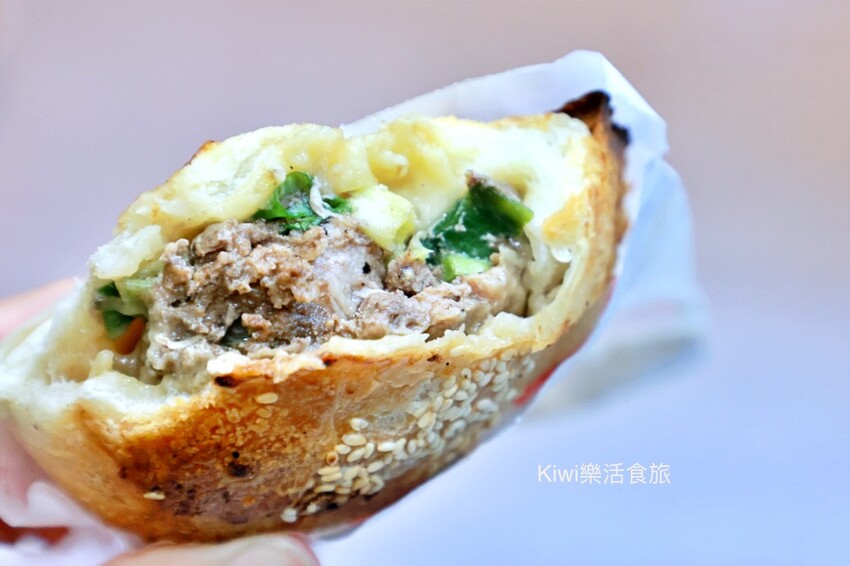 員林火車站美食推薦！出爐秒殺好胃口胡椒餅湯汁爆多，在地人激推。