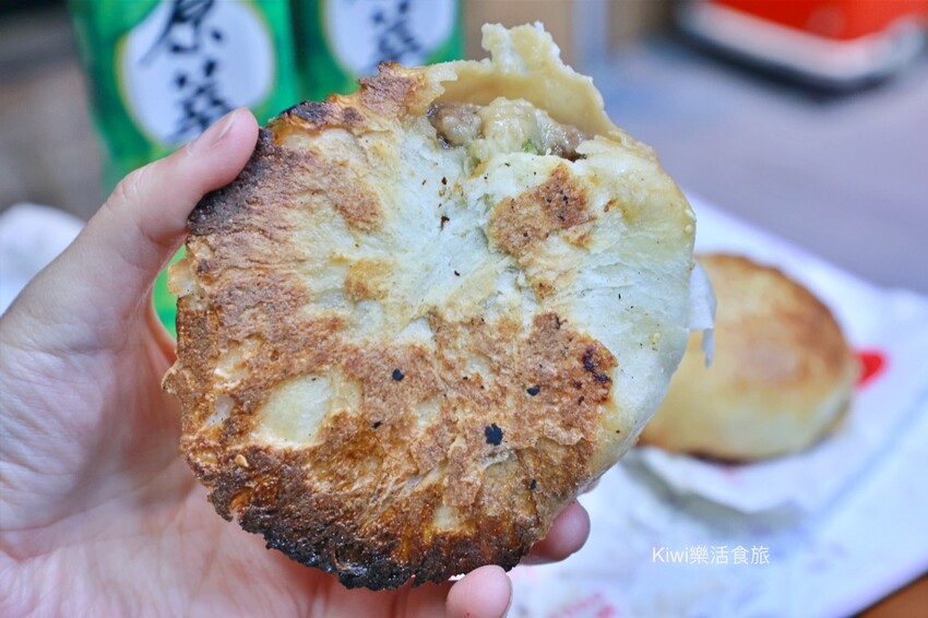 員林火車站美食推薦！出爐秒殺好胃口胡椒餅湯汁爆多，在地人激推。