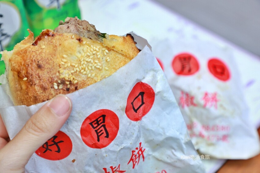 員林火車站美食推薦！出爐秒殺好胃口胡椒餅湯汁爆多，在地人激推。