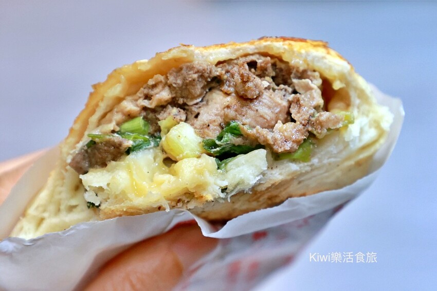 員林火車站美食推薦！出爐秒殺好胃口胡椒餅湯汁爆多，在地人激推。