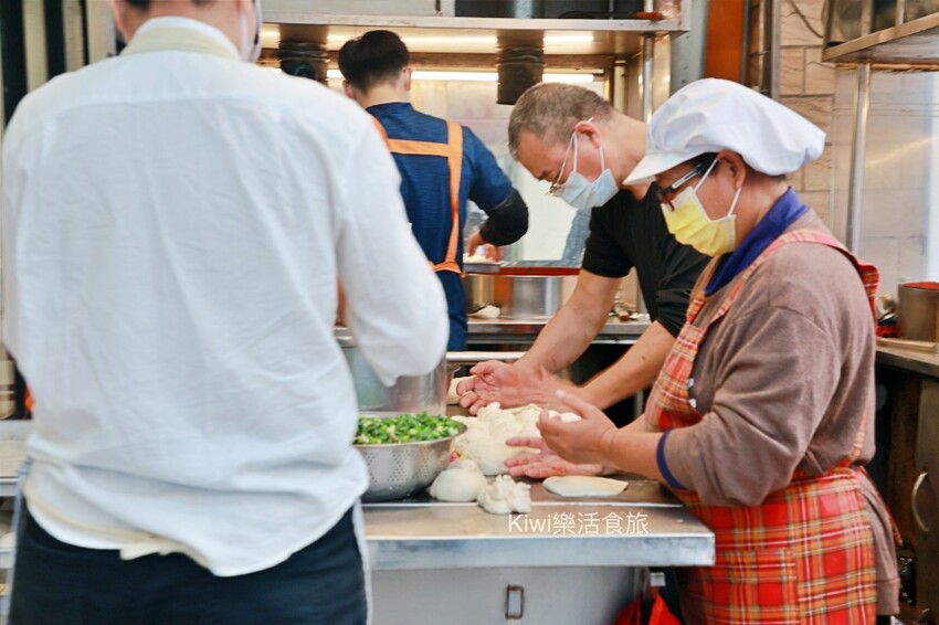 員林火車站美食推薦！出爐秒殺好胃口胡椒餅湯汁爆多，在地人激推。