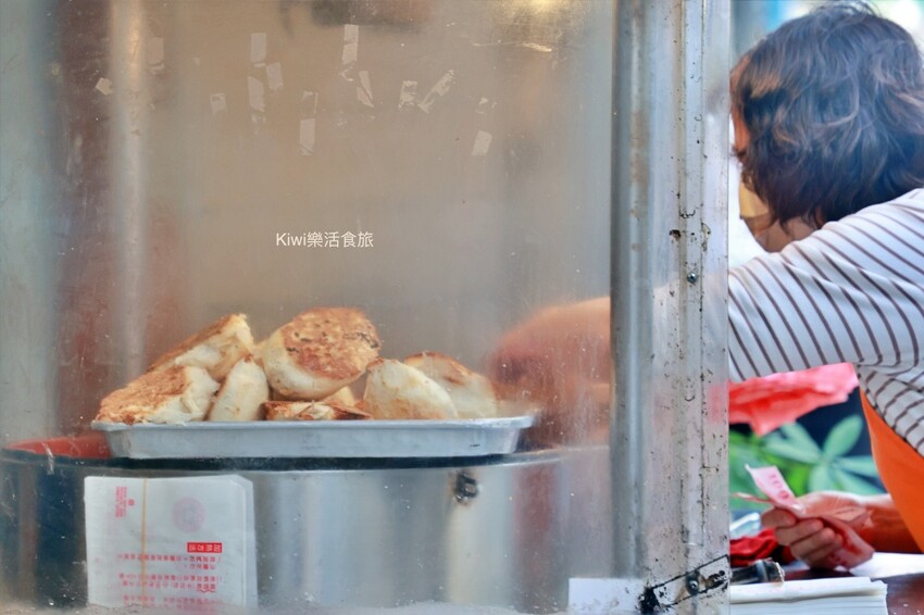 員林火車站美食推薦！出爐秒殺好胃口胡椒餅湯汁爆多，在地人激推。