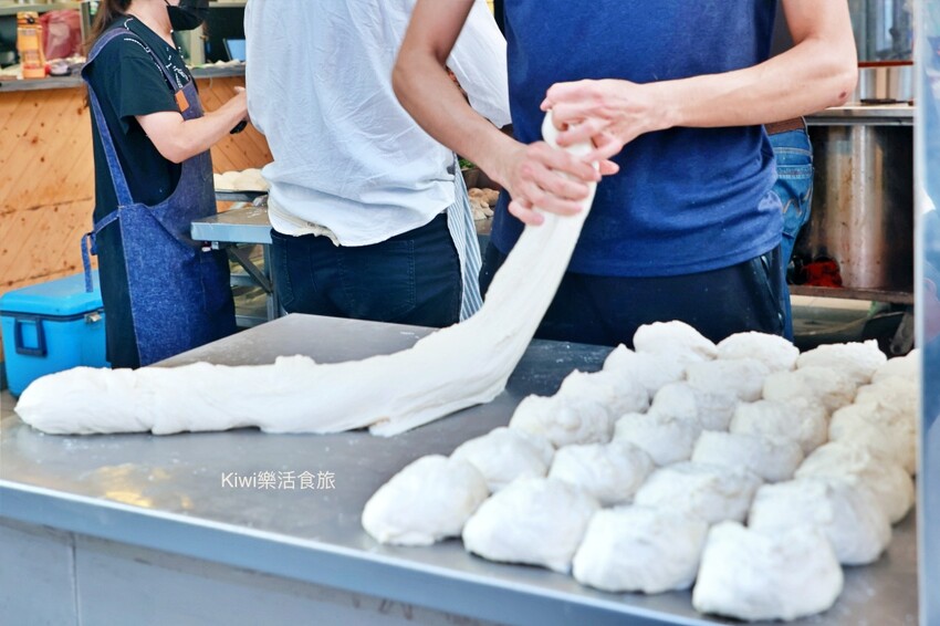 員林火車站美食推薦！出爐秒殺好胃口胡椒餅湯汁爆多，在地人激推。