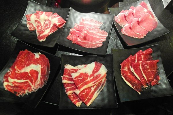 辛殿麻辣鍋(ATT 4 FUN信義店):❤️美食❤️【台北。信義】辛殿麻辣鍋(ATT 4 FUN信義店) ★四川中藥紅鍋+蒜香白鍋/各式頂級牛肉/頂級冰淇淋吃到飽