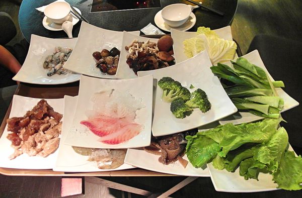 辛殿麻辣鍋(ATT 4 FUN信義店):❤️美食❤️【台北。信義】辛殿麻辣鍋(ATT 4 FUN信義店) ★四川中藥紅鍋+蒜香白鍋/各式頂級牛肉/頂級冰淇淋吃到飽