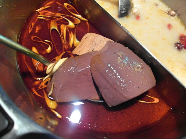 辛殿麻辣鍋(ATT 4 FUN信義店):❤️美食❤️【台北。信義】辛殿麻辣鍋(ATT 4 FUN信義店) ★四川中藥紅鍋+蒜香白鍋/各式頂級牛肉/頂級冰淇淋吃到飽